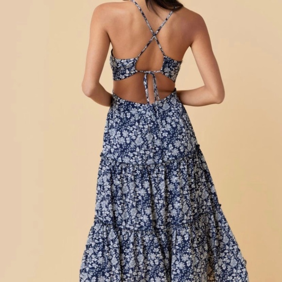 Floral cut out midi dress - Picture 2 of 5